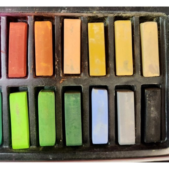 The Stencil Collection Pastels Non-Smear Acid Free 32 Half Sticks Square NIB - Picture 5 of 6